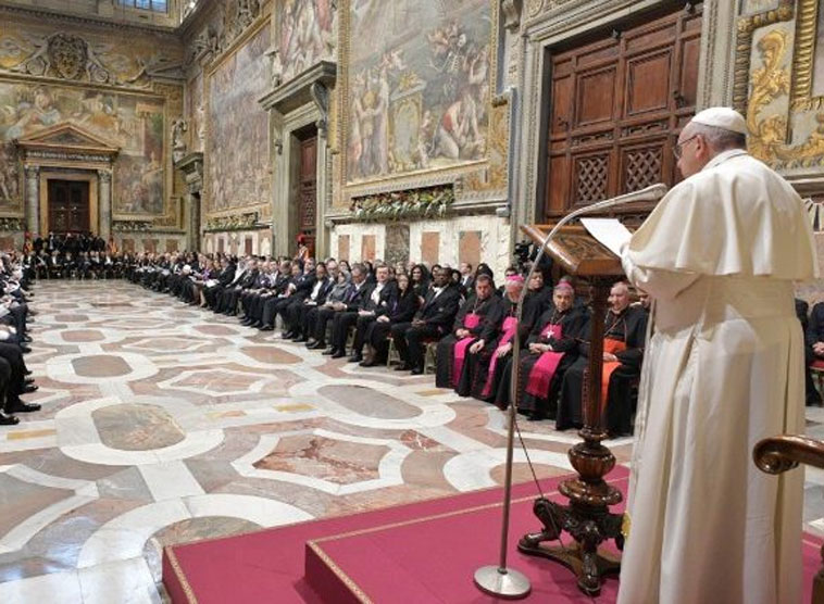 In der Neujahrsansprache an das Diplomatische Corps redet Franziskus 100 Jahre nach dem Ende des Ersten Weltkriegs der Welt ins Gewissen.