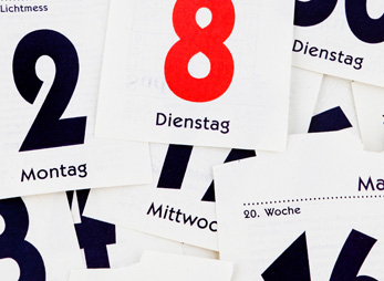 Die abgerissenen Tage eines Kalenders. Vergangenheit zum Jahresende.